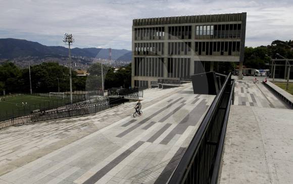 El parque biblioteca Gabriel Garc&iacute;a M&aacute;rquez del Doce de Octubre nunca fue terminado por el contratista. FOTO donaldo zuluaga
