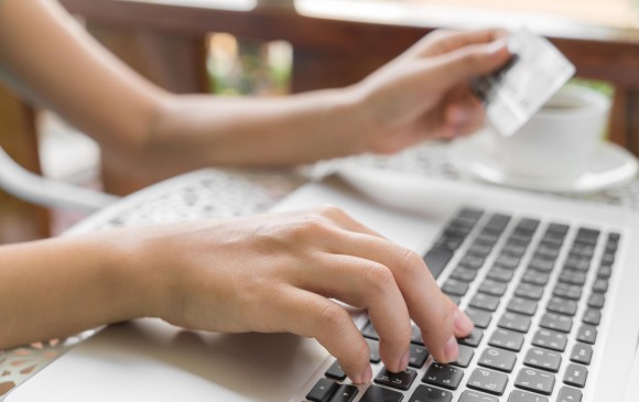 La cantidad de compras a travÃ©s de pasarelas de pago alcanzÃ³ los 59.270.924 en 2017, segÃºn el Observatorio de eCommerce. Foto Stock
