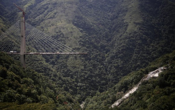 En ocho segundos: el video de la implosión del puente Chirajara