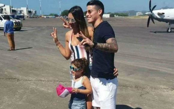 James Rodríguez, Daniela Ospina y su hija Salomé en el aeropuerto Simón Bolívar de Santa Marta. FOTO @drodriguezzfans James Rodríguez, Daniela Ospina y su hija Salomé en el aeropuerto Simón Bolívar de Santa Marta. FOTO @drodriguezzfans