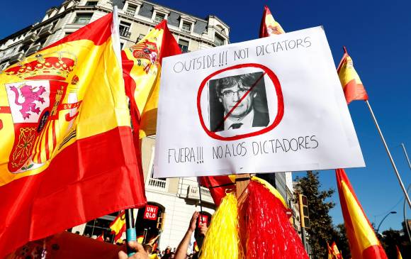 la multitud gritaba arengas en contra del presidente Carles Puigdemont. FOTO REUTERS la multitud gritaba arengas en contra del presidente Carles Puigdemont. FOTO REUTERS