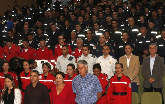 La Dirección Nacional de Bomberos de Colombia rindió honores a los integrantes de 33 cuerpos de bomberos de municipios del Oriente, el Suroeste y el Valle de Aburrá por la labor cumplida en la pasada tragedia de Salgar. FOTO HENRY AGUDELO