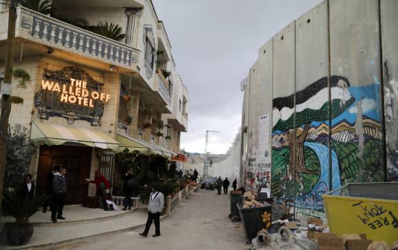 El “Hotel Walled-Off”, la última creación de Banksy. FOTO AFP El “Hotel Walled-Off”, la última creación de Banksy. FOTO AFP