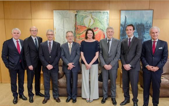 De izq. a der.: Philippe Alarcon (Casino), Daniel Cortés (consultor financiero), Yves Desjacques (Casino), Luis Fernando Alarcón (presidente de junta), Ana María Ibáñez Londoño (economista y académica), Bernard Petit (Casino), Matthieu Santon (Casino) y Felipe Ayerbe Muñoz (consultor legal). FOTO Cortesía Grupo Éxito De izq. a der.: Philippe Alarcon (Casino), Daniel Cortés (consultor financiero), Yves Desjacques (Casino), Luis Fernando Alarcón (presidente de junta), Ana María Ibáñez Londoño (economista y académica), Bernard Petit (Casino), Matthieu Santon (Casino) y Felipe Ayerbe Muñoz (consultor legal). FOTO Cortesía Grupo Éxito