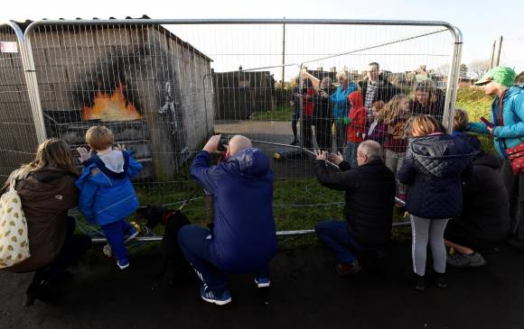Habitantes de Port Talbot y turistas se acercan a esta obra pintada en la periferia de Gales. Ocupa dos paredes con una imagen que denuncia la contaminación. Foto: REUTERS Habitantes de Port Talbot y turistas se acercan a esta obra pintada en la periferia de Gales. Ocupa dos paredes con una imagen que denuncia la contaminación. Foto: REUTERS