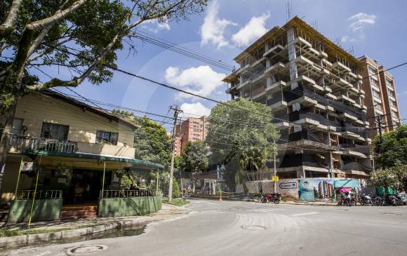 La Montañita, uno de los pocos negocios tradicionales que sobreviven, junto a un edificio en construcción. FOTO JAIME PÉREZ La Montañita, uno de los pocos negocios tradicionales que sobreviven, junto a un edificio en construcción. FOTO JAIME PÉREZ
