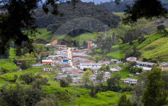 La cabecera de Labores tiene una vía principal que se recorre en 602 pasos. Las viviendas no superan los dos pisos de altura.