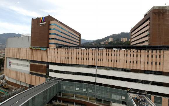 La tercera etapa del centro comercial conecta con un túnel peatonal a la zona de outlet, que mantendrá almacenes con precios de descuento, tal y como opera actualmente. FOTO JAIME PÉREZ