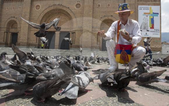 Restricción en la venta de maíz para palomas en el Parque de Bolívar es para los venteros, los ciudadanos aún pueden alimentar a las aves por su cuenta, pero hay que tener cuidado porque se puede perjudicar la salud de estos animales. FOTO Manuel Saldarriaga Restricción en la venta de maíz para palomas en el Parque de Bolívar es para los venteros, los ciudadanos aún pueden alimentar a las aves por su cuenta, pero hay que tener cuidado porque se puede perjudicar la salud de estos animales. FOTO Manuel Saldarriaga
