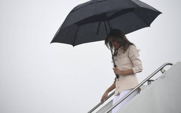 Melania apareció con otra chaqueta a su llegada a Texas. FOTO AFP Melania apareció con otra chaqueta a su llegada a Texas. FOTO AFP