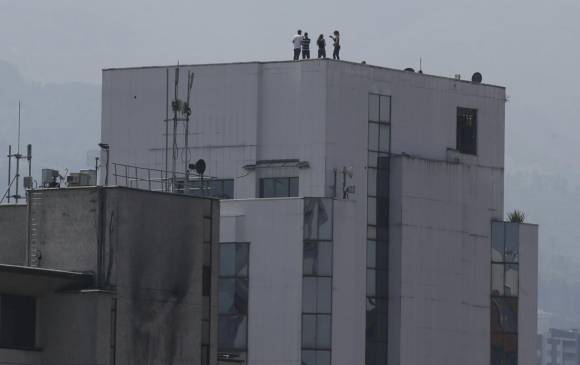 En las Azoteas de edificios aledaños al Mónaco ya se están acomodando los curiosos esperando la implosión. <b>FOTO:</b> JUAN ANTONIO SÁNCHEZ En las Azoteas de edificios aledaños al Mónaco ya se están acomodando los curiosos esperando la implosión. <b>FOTO:</b> JUAN ANTONIO SÁNCHEZ