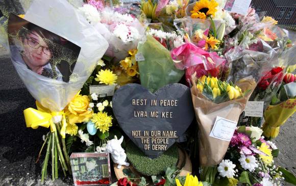 Homenajes a la periodista Lyra McKee, quien falleció por un disparo en Irlanda del Norte. Foto: AFP Homenajes a la periodista Lyra McKee, quien falleció por un disparo en Irlanda del Norte. Foto: AFP