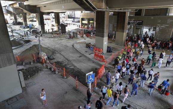 En los bajos de la estación San Antonio del Metro avanzan los trabajos del futuro Paseo Bolívar.