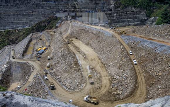 Aunque ya los constructores lograron levantar la presa por encima de la cota 410 EPM sigue sin poder controlar lo que pasa en uno de los túneles de desviación del río
