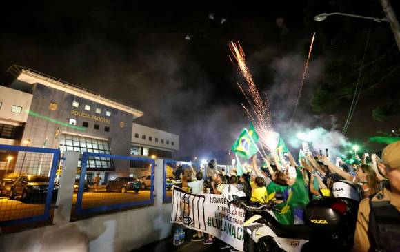 Ciudadanos celebran el arresto de Lula frente a la cárcel. FOTO REUTERS Ciudadanos celebran el arresto de Lula frente a la cárcel. FOTO REUTERS