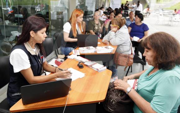 La llamada “Ruta del ahorro y la protección” es una de las iniciativas con que Colpensiones pretende que más colombianos se inscriban en el programa de Beneficios Económicos Periódicos (Beps), ya varias se han hecho en Medellín. FOTO Manuel Saldarriaga