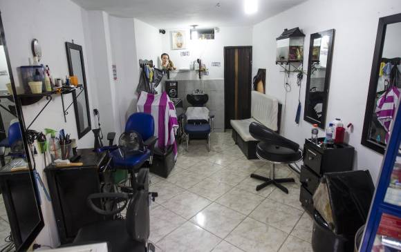En el interior de esta barbería se realizó el procedimiento estético que llevó a la muerte de la mujer. FOTO ARCHIVO