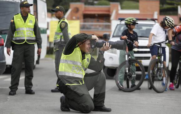 Agente de polícia a la captura de buenos momentos.