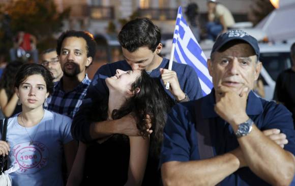 La victoria del no en el referéndum de Grecia ha agrandado la brecha entre Bruselas y las autoridades griegas, las cuales tendrán ahora que recuperar la confianza de sus socios. FOTO Reuters