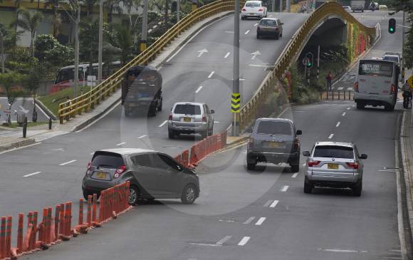 Al salir del centro comercial, algunos autos atraviesan la transversal Inferior, violando restricciones viales. FOTO donaldo zuluaga Al salir del centro comercial, algunos autos atraviesan la transversal Inferior, violando restricciones viales. FOTO donaldo zuluaga