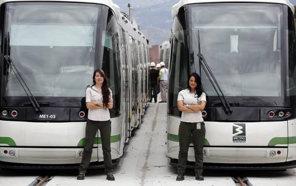 Esther Agudelo y María Salomé Gómez son las primeras mujeres capacitadas para operar el tranvía de Ayacucho. El abuelo de María Salomé manejó el viejo tranvía de Medellín. FOTO Henry Agudelo