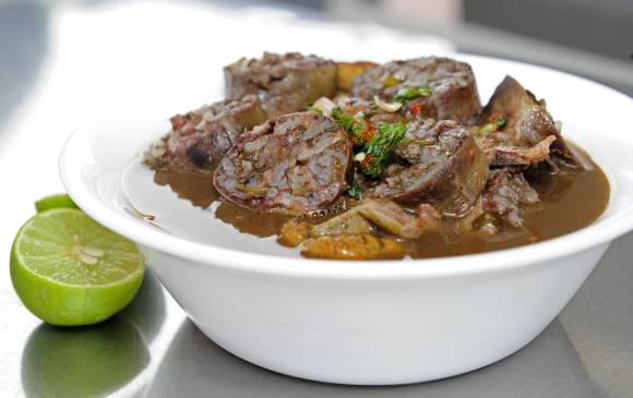 Caldo de manguera, tradición guayaquileña de 70 años.