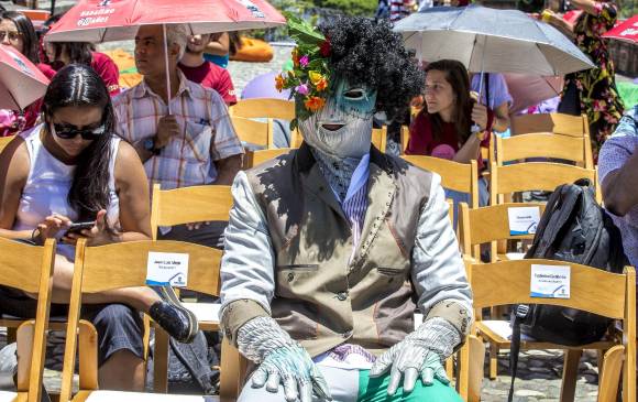 En el Puente de Guayaquil, entre sombrillas, se realizó este jueves el Lanzamiento de la Fiesta del Libro. Foto: Juan Antonio Sánchez. En el Puente de Guayaquil, entre sombrillas, se realizó este jueves el Lanzamiento de la Fiesta del Libro. Foto: Juan Antonio Sánchez.
