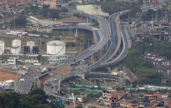 El puente irá desde la carrera 65, cruzará la autopista Norte, la Regional, el metro y el río Medellín, finalizando en una glorieta en el costado oriental, en zona de Aranjuez. FOTO róbinson sáenz