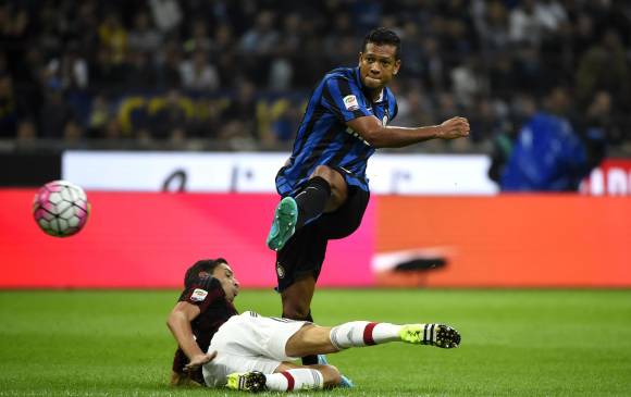 Inter venció este domingo 1-0 a su clásico rival y quedó como único líder de la liga italiana. FOTO AFP