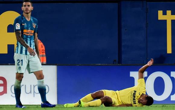 Bacca se duele sobre el césped.