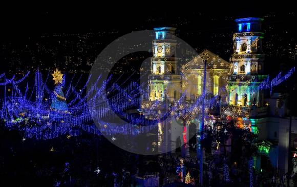 Festival de luces y estrellas fugaces adornan Envigado