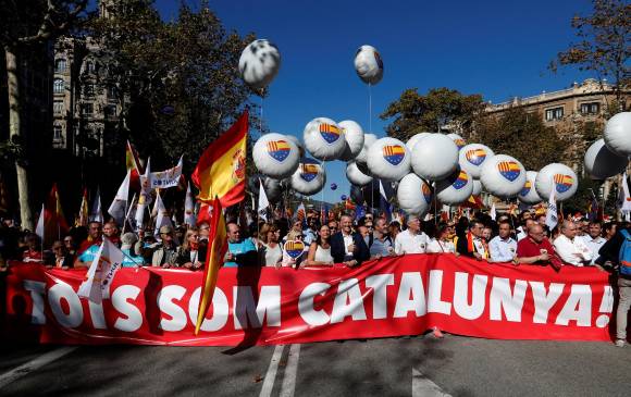 Bajo el lema “¡Todos somos Cataluña!”, una multitud de personas se concentró en el paseo de Gracia de la capital catalana. FOTO REUTERS Bajo el lema “¡Todos somos Cataluña!”, una multitud de personas se concentró en el paseo de Gracia de la capital catalana. FOTO REUTERS