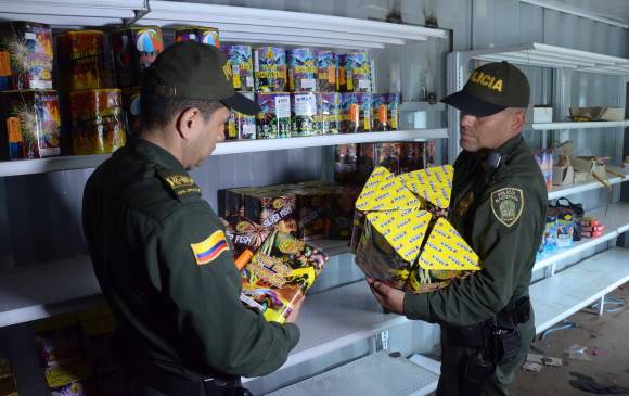 Entre los elementos encontrados había papeletas, totes, chispitas y otros. FOTO CORTESÍA POLICÍA Entre los elementos encontrados había papeletas, totes, chispitas y otros. FOTO CORTESÍA POLICÍA