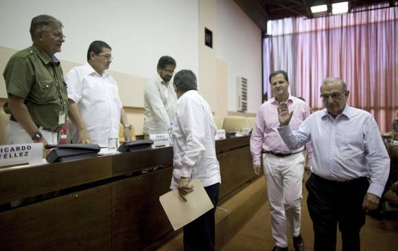 Gobierno y Farc tomaron la decisión de reiniciar los diálogos tras 15 días de suspensión. FOTO AP 