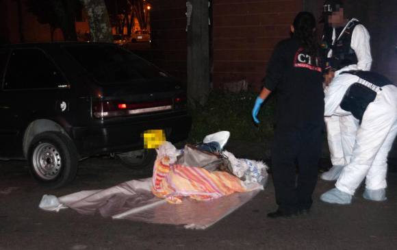 Cadáver de un hombre hallado en la carrera 46 con calle 35, estaba amarrado, envuelto en bolsas plásticas y en el baúl de un carro particular 24 de mayo de 2012. Foto: Reportero Qhubo Cadáver de un hombre hallado en la carrera 46 con calle 35, estaba amarrado, envuelto en bolsas plásticas y en el baúl de un carro particular 24 de mayo de 2012. Foto: Reportero Qhubo