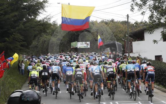 El pelotón principal a su paso por el Oriente antioqueño. FOTO MANUEL SALDARRIAGA El pelotón principal a su paso por el Oriente antioqueño. FOTO MANUEL SALDARRIAGA