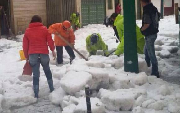 La granizada en Bogotá dejó por lo menos 500 viviendas averiadas y varias vías colapsadas. FOTO bomberos bogotá