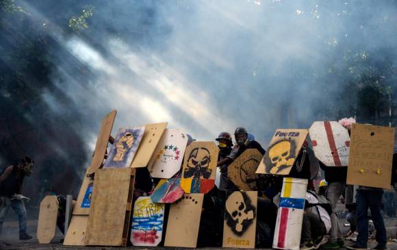 Los enfrentamientos entre manifestantes y fuerza pública no cesan en Venezuela. FOTO AFP Los enfrentamientos entre manifestantes y fuerza pública no cesan en Venezuela. FOTO AFP