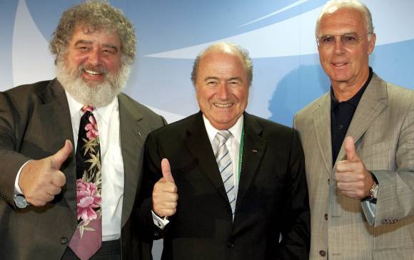 Chuck Blazer (izq), el expresidente de la Fifa, Joseph Blatter (centro), y Franz Beckenbauer (der). FOTO EFE Chuck Blazer (izq), el expresidente de la Fifa, Joseph Blatter (centro), y Franz Beckenbauer (der). FOTO EFE