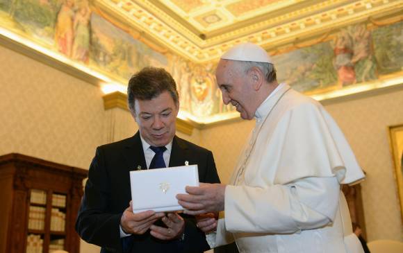 El presidente de la República, Juan Manuel Santos, informó este sábado que se reunirá en dos semanas con el santo padre Francisco, con quien hablará sobre el avance del proceso de paz. FOTO
