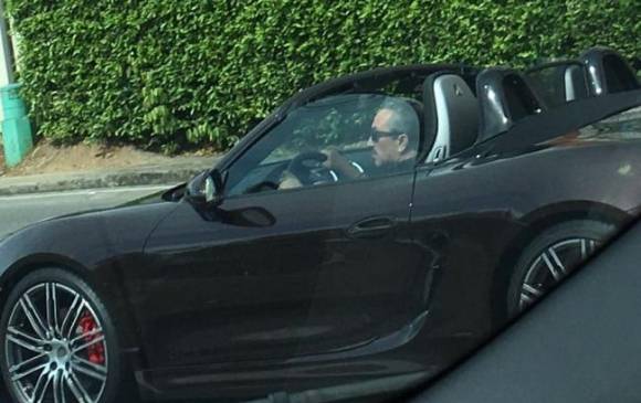La foto de Aguilar conduciendo un vehículo de lujo despertó la polémica en el país. FOTO COLPRENSA La foto de Aguilar conduciendo un vehículo de lujo despertó la polémica en el país. FOTO COLPRENSA