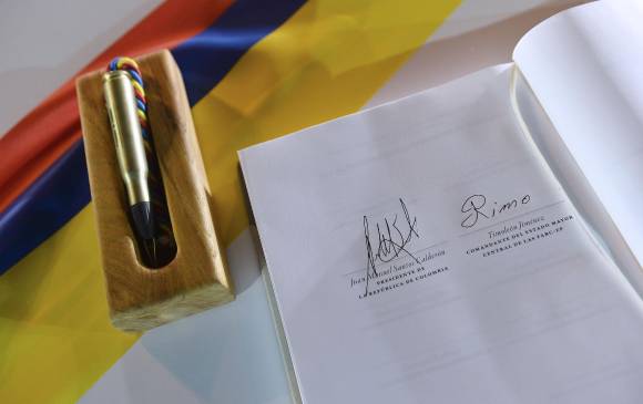 El “balígrafo” fue el indicado para plasmar la firma de Juan Manuel Santos y Rodrigo Londoño sobre el acuerdo final. FOTO Cortesía Presidencia 