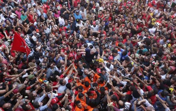 Simpatizantes rodean a Lula a su salida del sindicato. FOTO REUTERS Simpatizantes rodean a Lula a su salida del sindicato. FOTO REUTERS