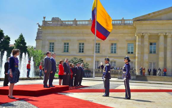 El mandatario francés fue recibido con honores militares. FOTO CORTESÍA El mandatario francés fue recibido con honores militares. FOTO CORTESÍA