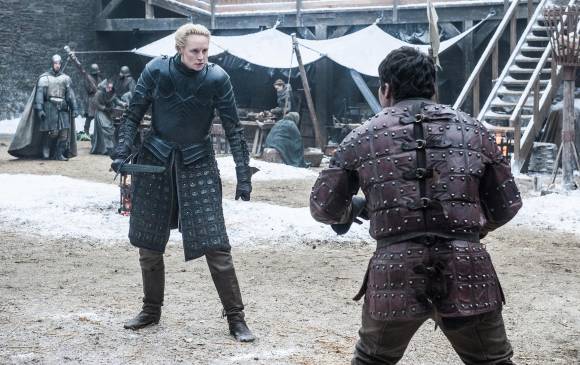 Brienne Tarth, al parecer, enseñándole a su escudero sobre estrategias de batalla. Brienne Tarth, al parecer, enseñándole a su escudero sobre estrategias de batalla.