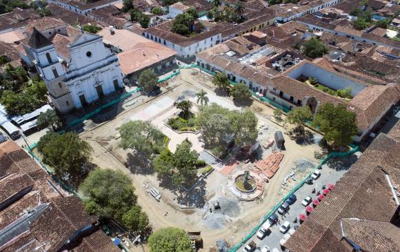 De izquierda a derecha, tres momentos del proceso: al comienzo de la obra, cuando se retiró el piso y la intervención a la fuente de la Garza. FotoS EL COLOMBIANO