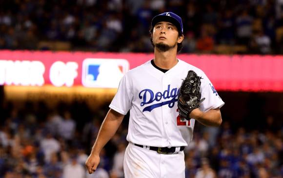 El lanzador japonés Yu Darvish permitió cinco carreras en las primeras dos entradas y puso el juego cuesta arriba para los Dodgers. FOTO AFP El lanzador japonés Yu Darvish permitió cinco carreras en las primeras dos entradas y puso el juego cuesta arriba para los Dodgers. FOTO AFP