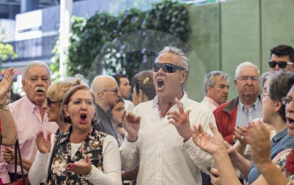 Ciudadanos protestando en Eafit por la escasez de tarjetones de la derecha. FOTOs Santiago Mesa