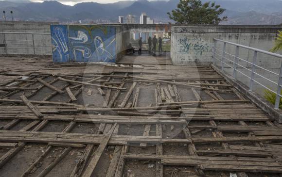 Estado actual del deck del parque biblioteca Le&oacute;n de Greiff - La Ladera. El lugar es usado por j&oacute;venes del sector para fumar marihuana. FOTO manuel saldarriaga