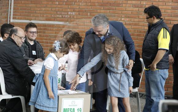 Iván Duque permitió que una de sus hijas depositara su voto en la urna del Instituto Pedagógico Nacional.